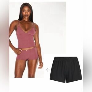 NWT SKIMS LOUNGE SET l FITS EVERYBODY PICOT
CAMI & COTTON JERSEY SHORT